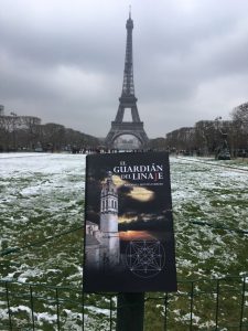 La Novela EL GUARDIÁN DEL LINAJE en los Campos Eliseos nevados, con la Torrre Eiffel al fondo.