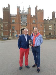 José Bs Terol y Ramón Ferri Espí en Londres. posan delante del Hampton Court Palace.