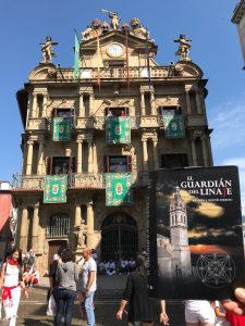 El Guardián del Linaje, ante la fachada del Ayuntamiento de Pamplona el dia de San Fermín.