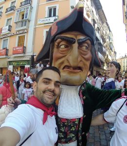 Ricardo Montés Oviedo con el popular cabezudo "Caravinagre", de la Comparsa de gigantes y cabezudos de Pamplona
