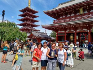 En la fotografía Ana, Inma, Montse y Pilar, posan con la novela a las puertas del Templo Sensoji, construido en el año 648, el más antiguo de Japón.