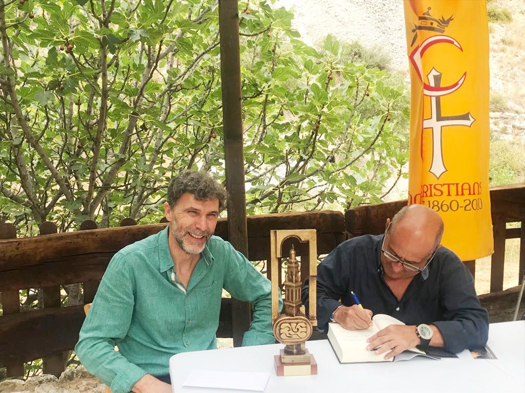 Josep Sanjuan, con Ricardo Montés que le dedica un ejemplar de su Novela