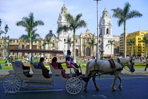 Carruaje en la Plaza de Armas de Lima. Al fondo la Catedral.