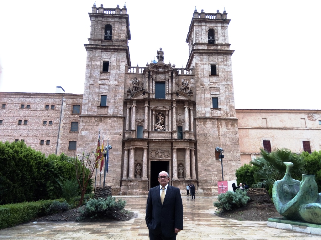 Ricardo Montés ante la fachada del Monasterio de San Miguel de los Reyes.