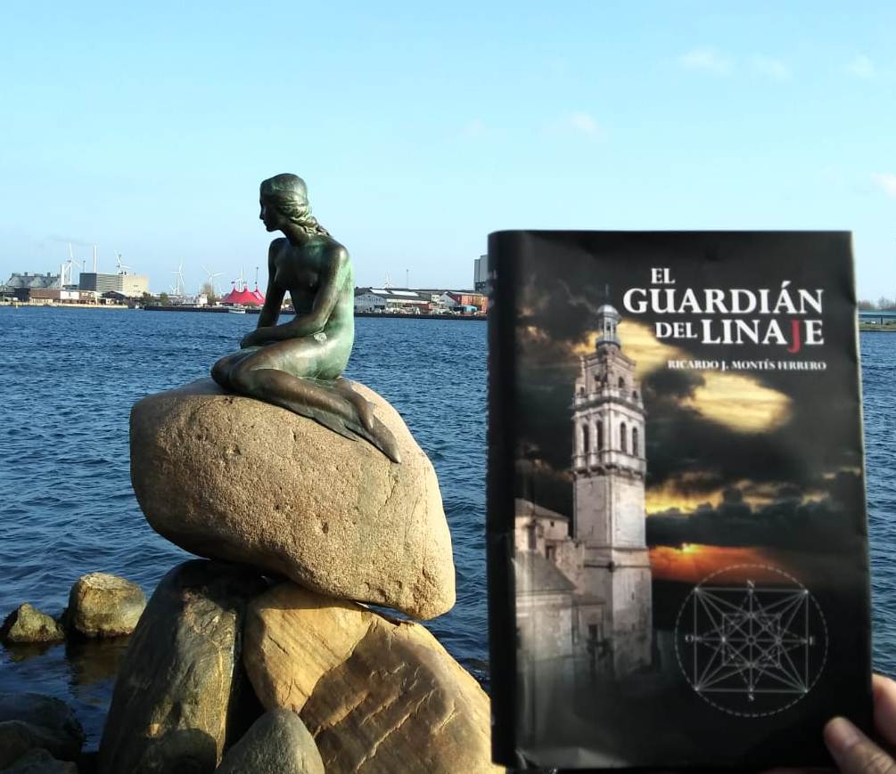La Sirenita de Copenhague con "El Guardián del Linaje".